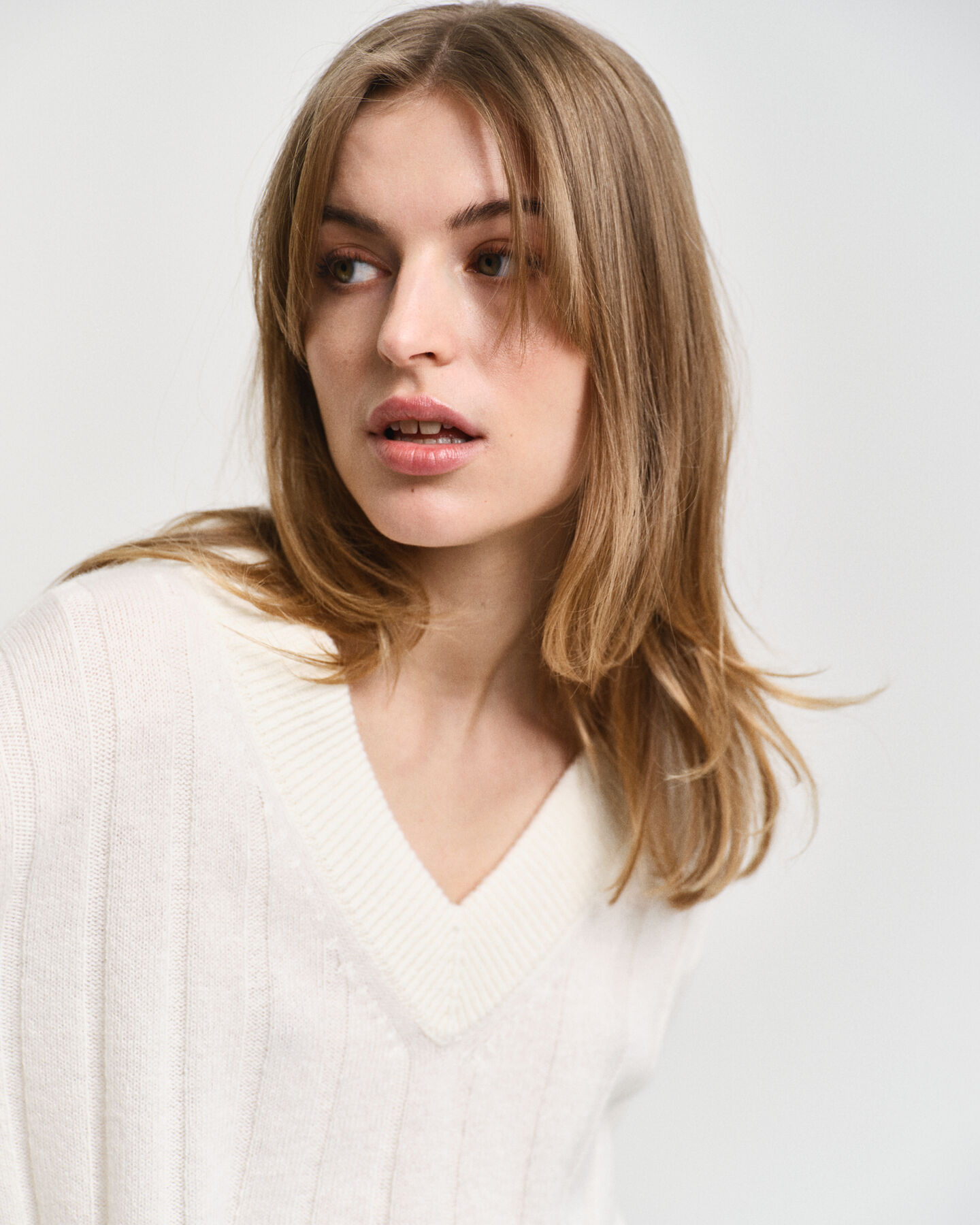 Sweater i uld med bred ribstrik og V-hals