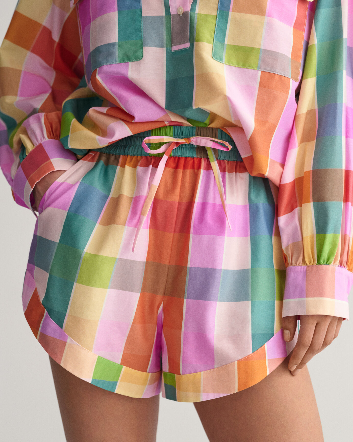 Flerternede shorts af bomuld og silke