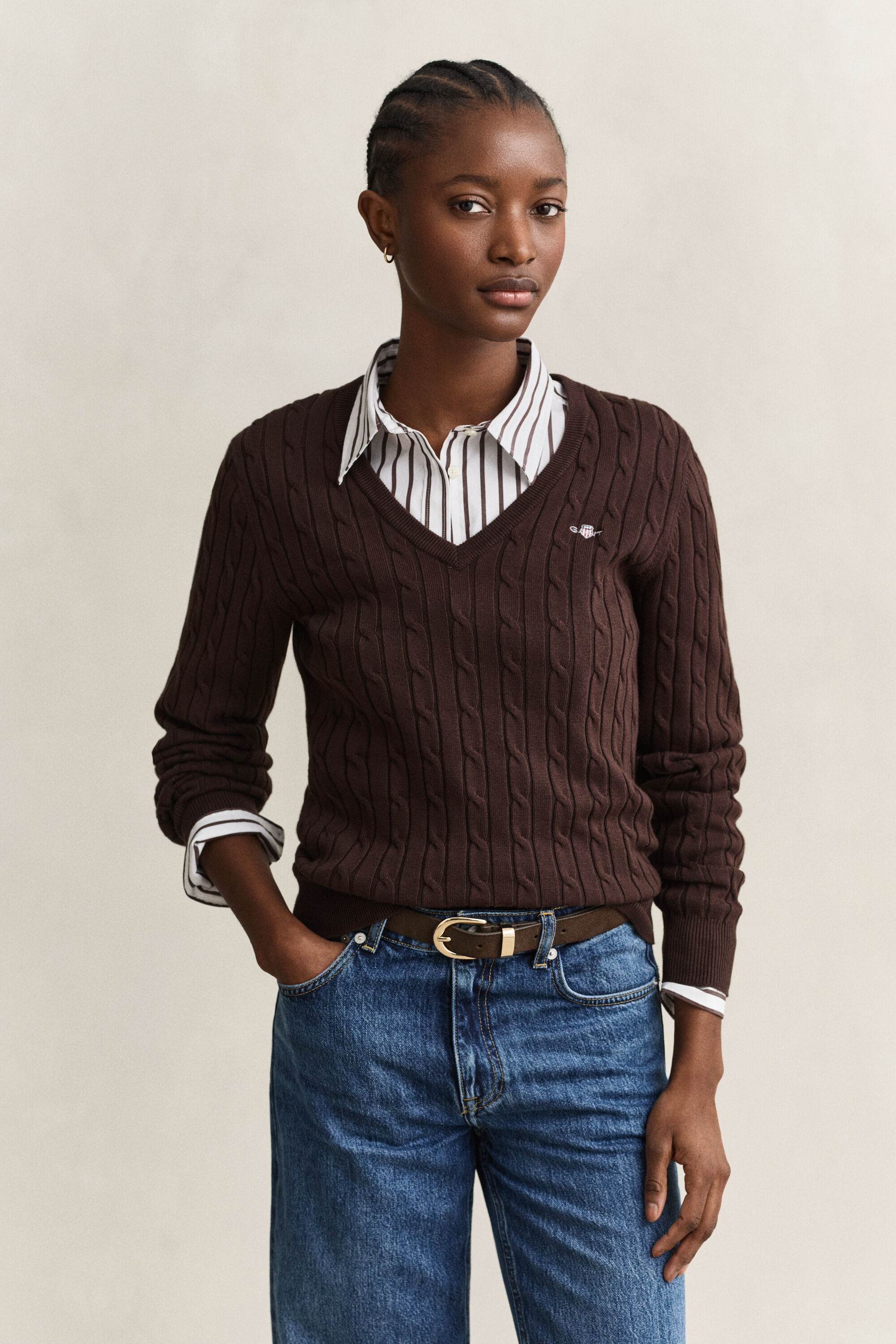 Kabelstrikket sweater af strækbomuld med V-hals