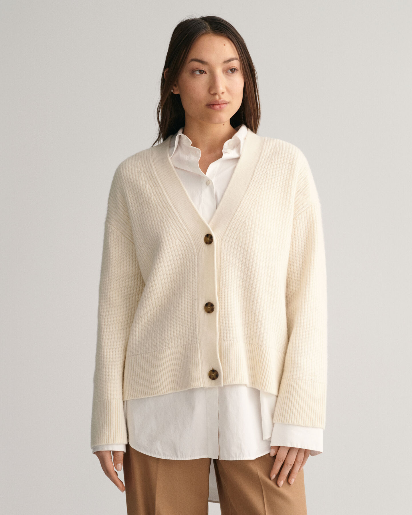 Ribstrikket cardigan af uld