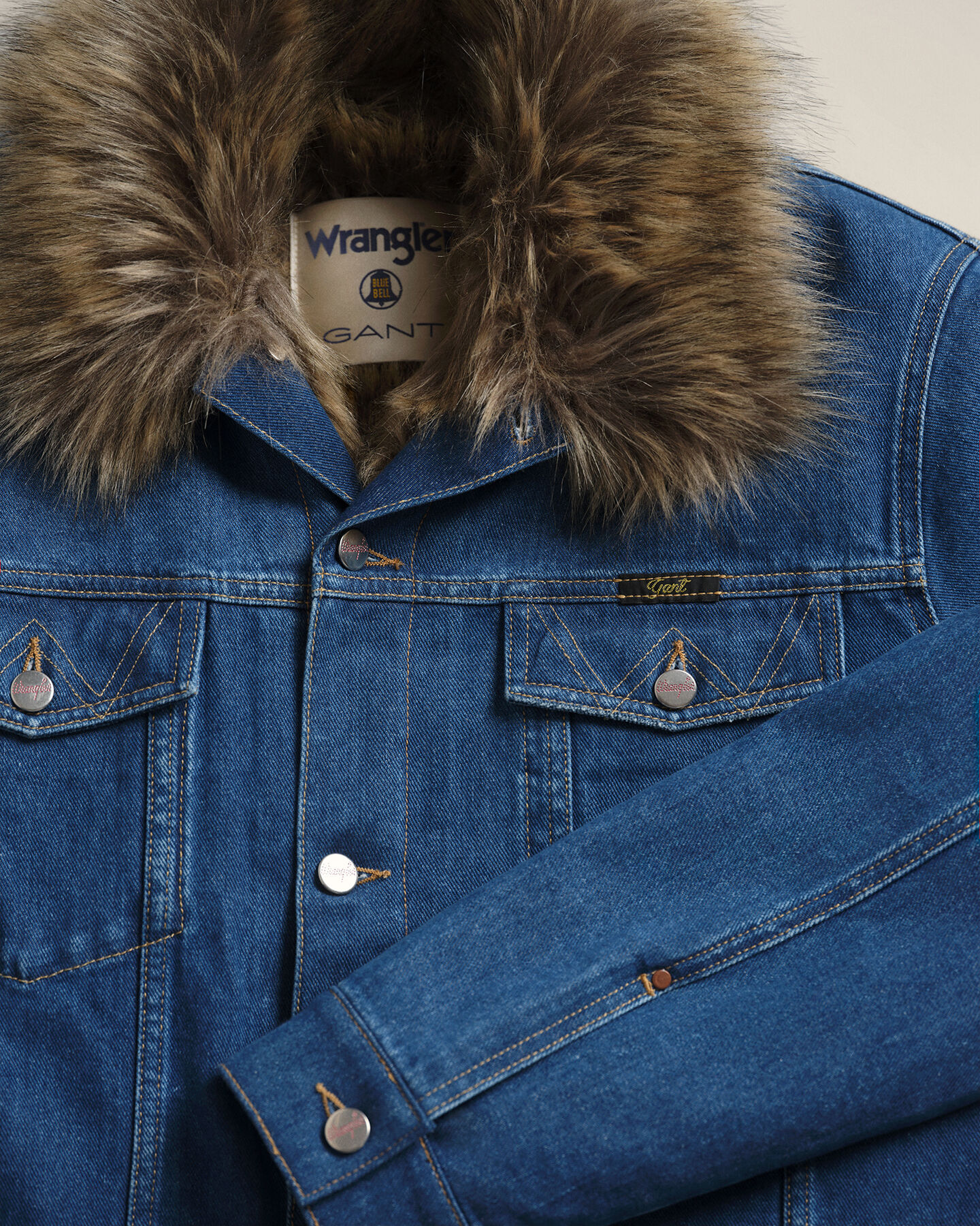 Wrangler x GANT vest af denim og kunstpels