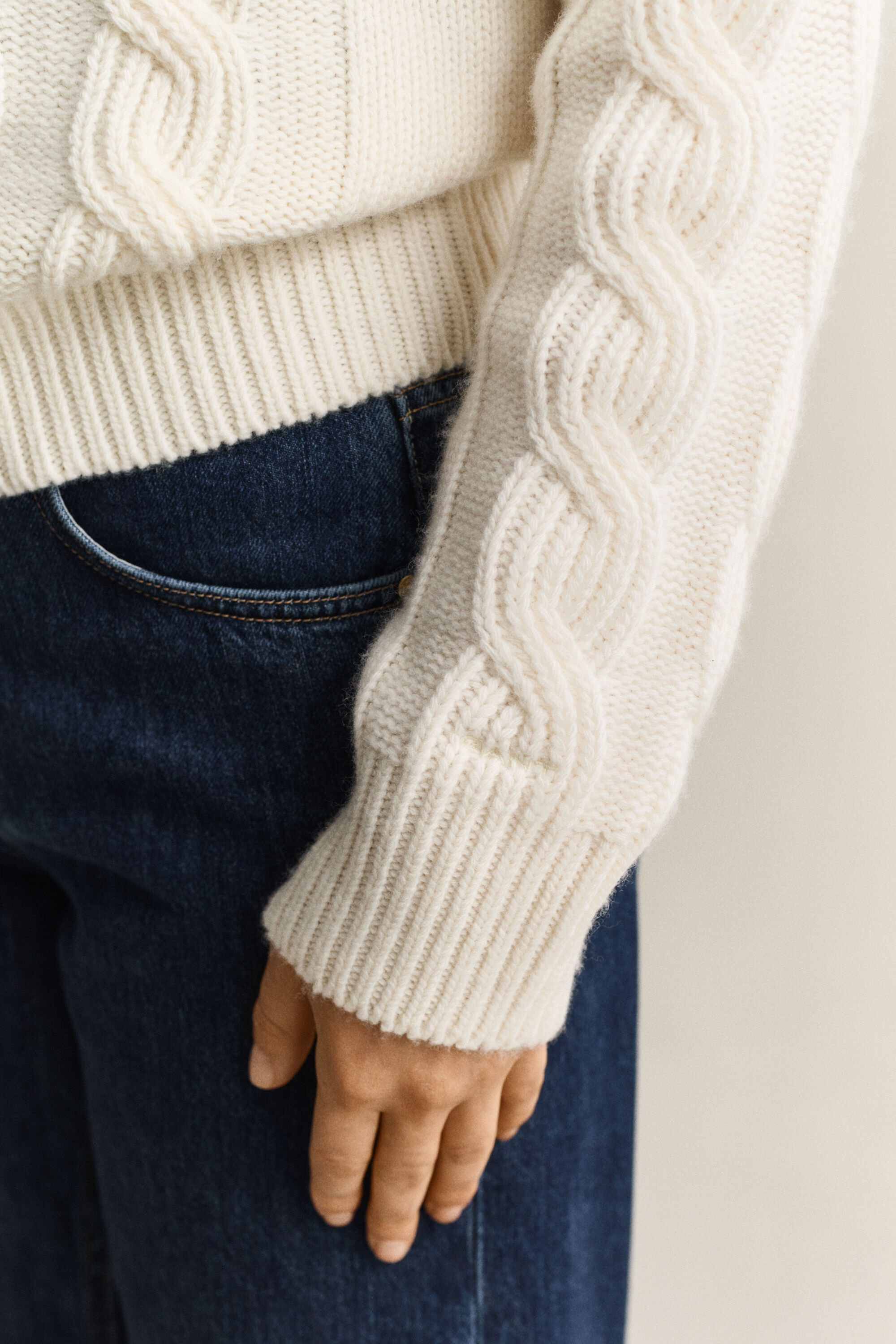 Kabelstrikket sweater i uldblanding