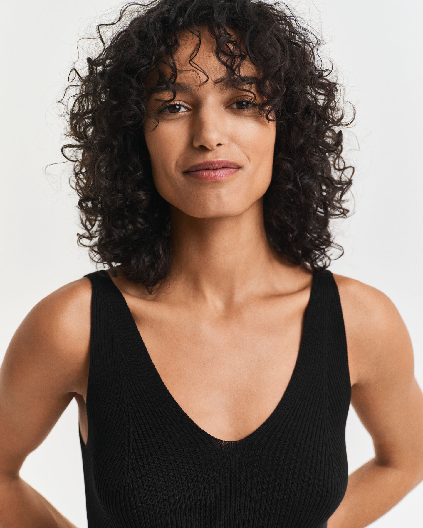 Ribstrikket stropkjole