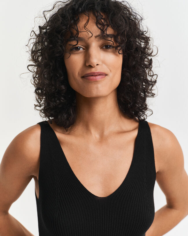 Ribstrikket stropkjole