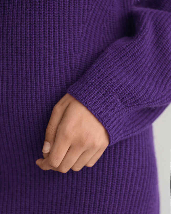 Ribstrikket uldkjole med V-hals