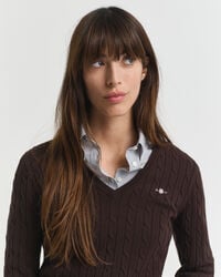 Kabelstrikket sweater af strækbomuld med V-hals