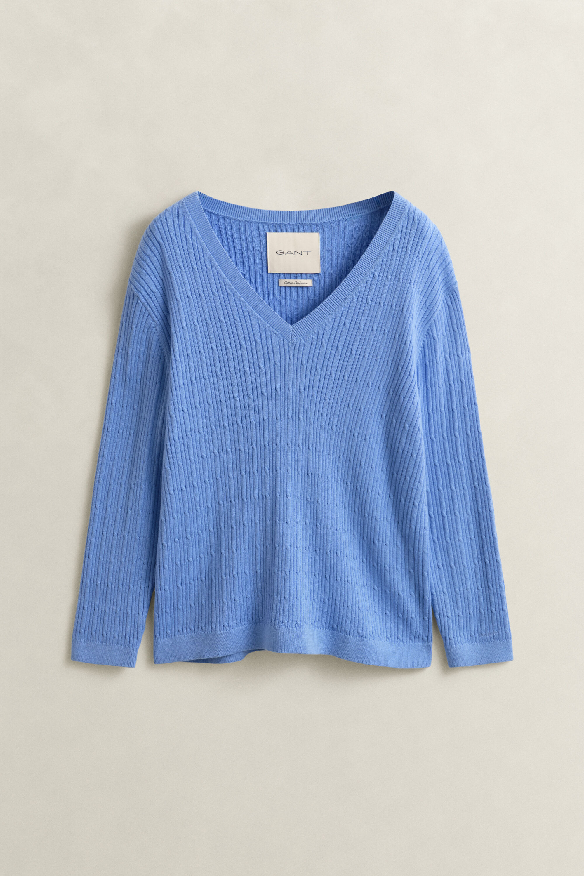Kabelstrikket sweater med V-hals