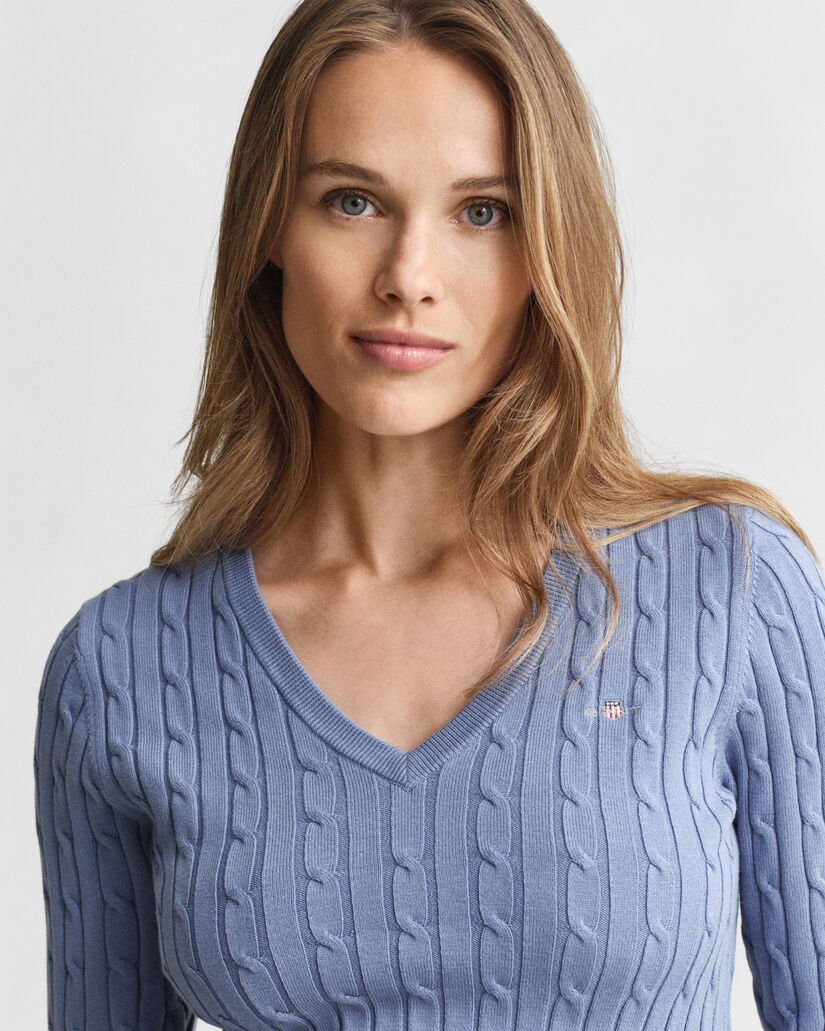 Kabelstrikket sweater af strækbomuld med V-hals