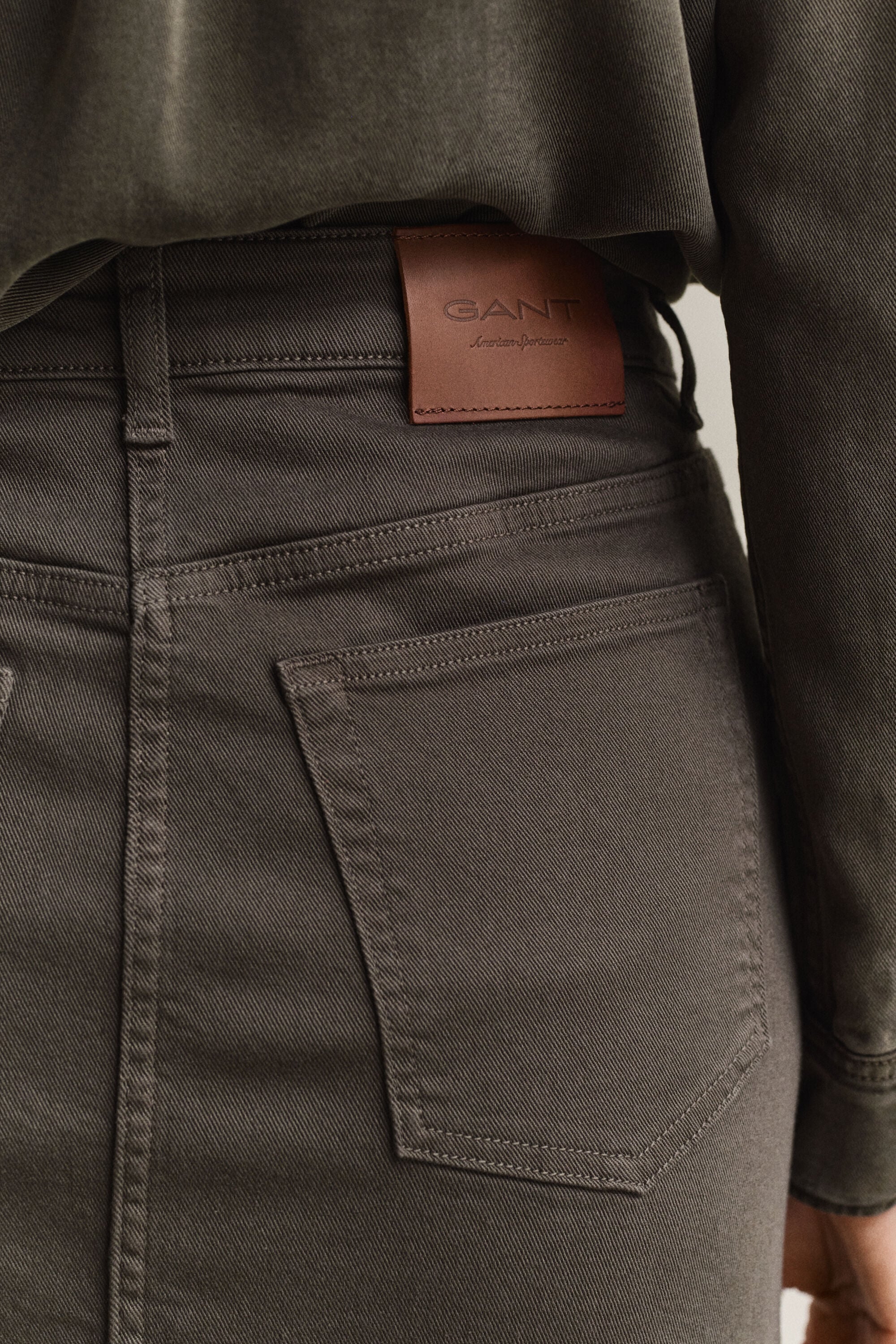 Farvet pencil-nederdel i twill