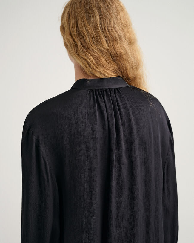 Kjole med st&aring;ende krave