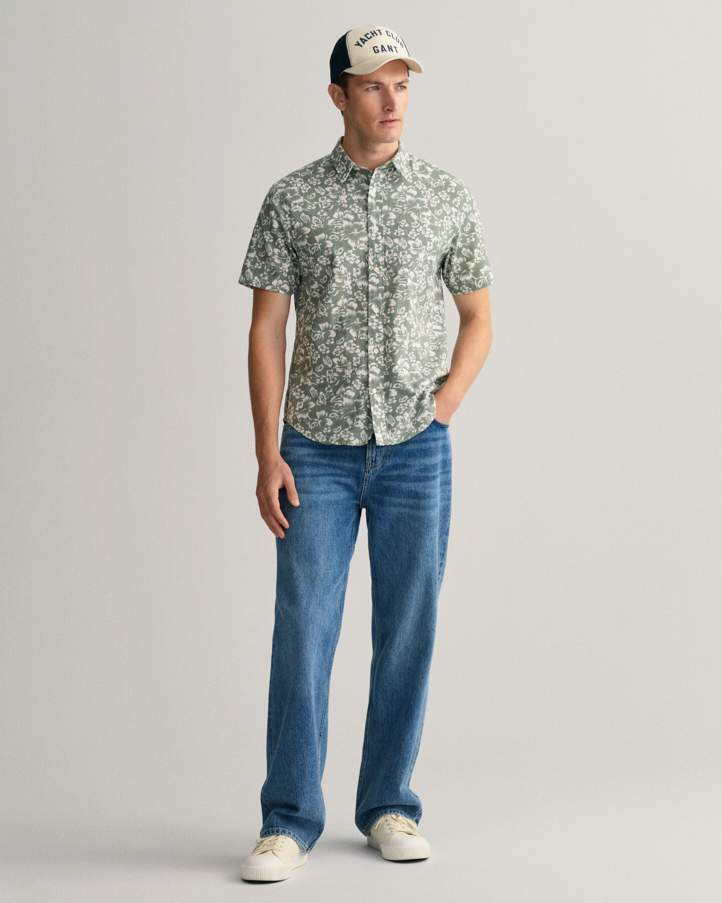 Regular fit skjorte af h&oslash;r og bomuld med blomstertryk og korte &aelig;rmer