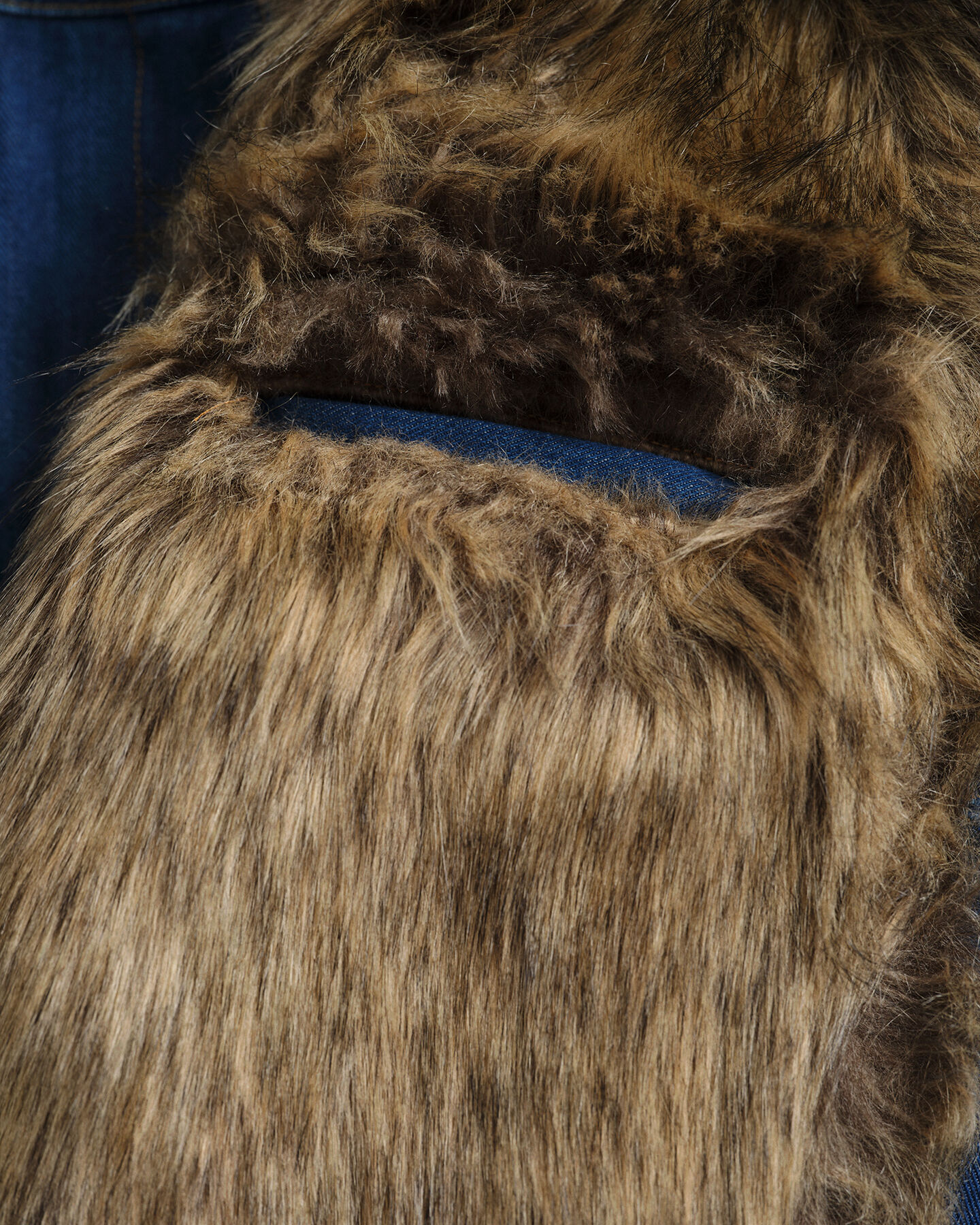 Wrangler x GANT vest af denim og kunstpels