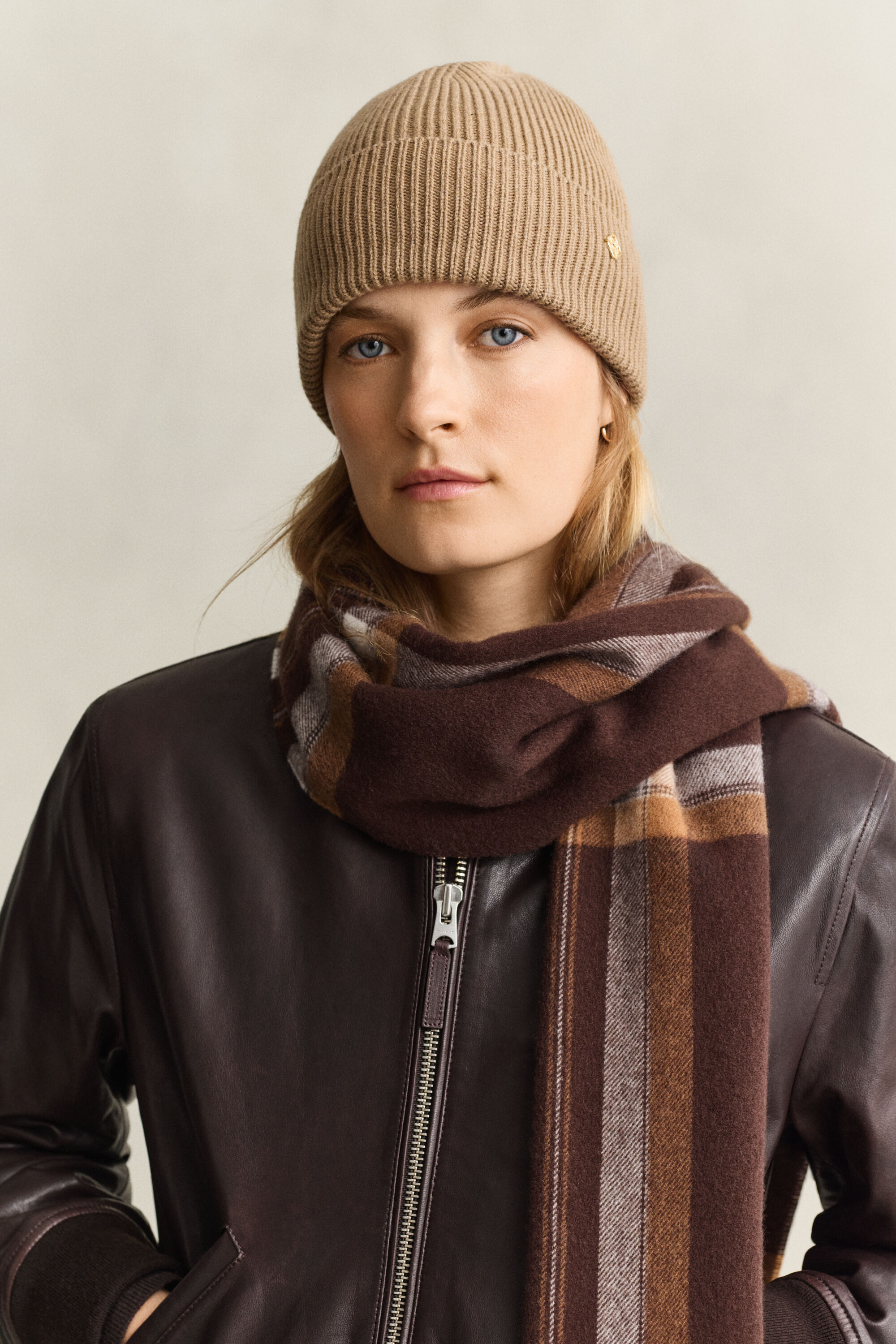 Ribstrikket beanie af uld