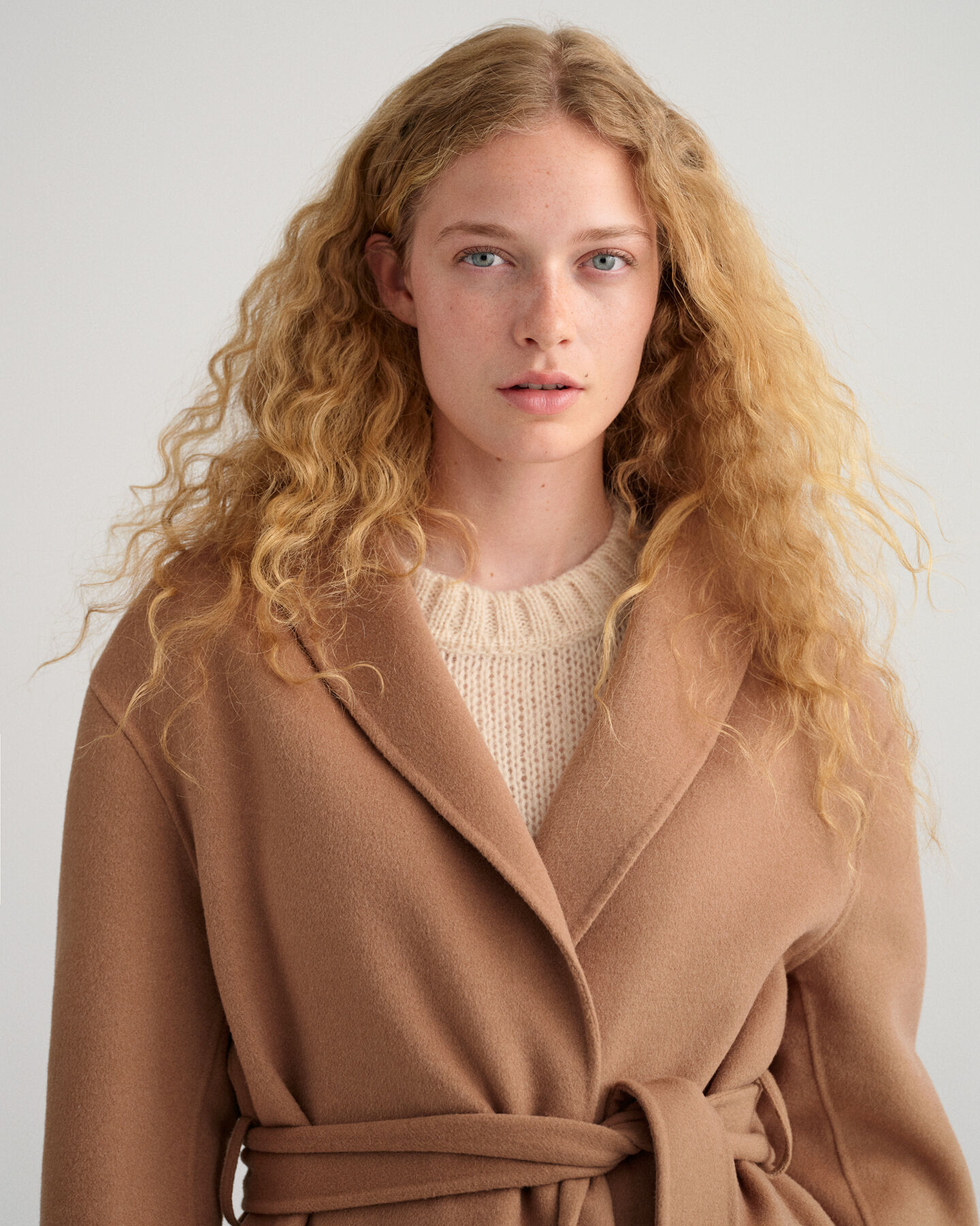 Håndsyet blazer med bælte