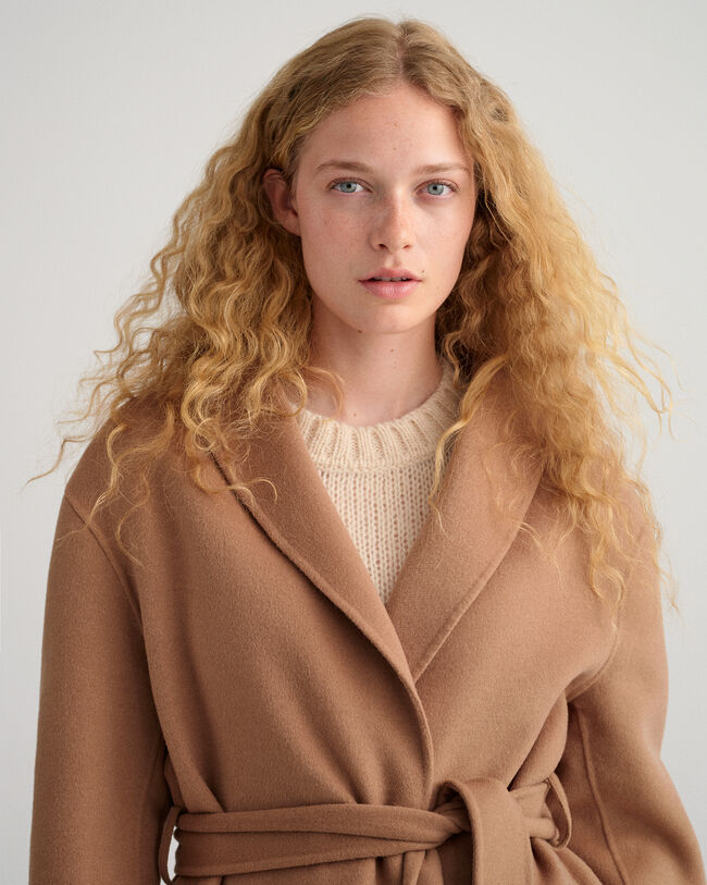 Håndsyet blazer med bælte