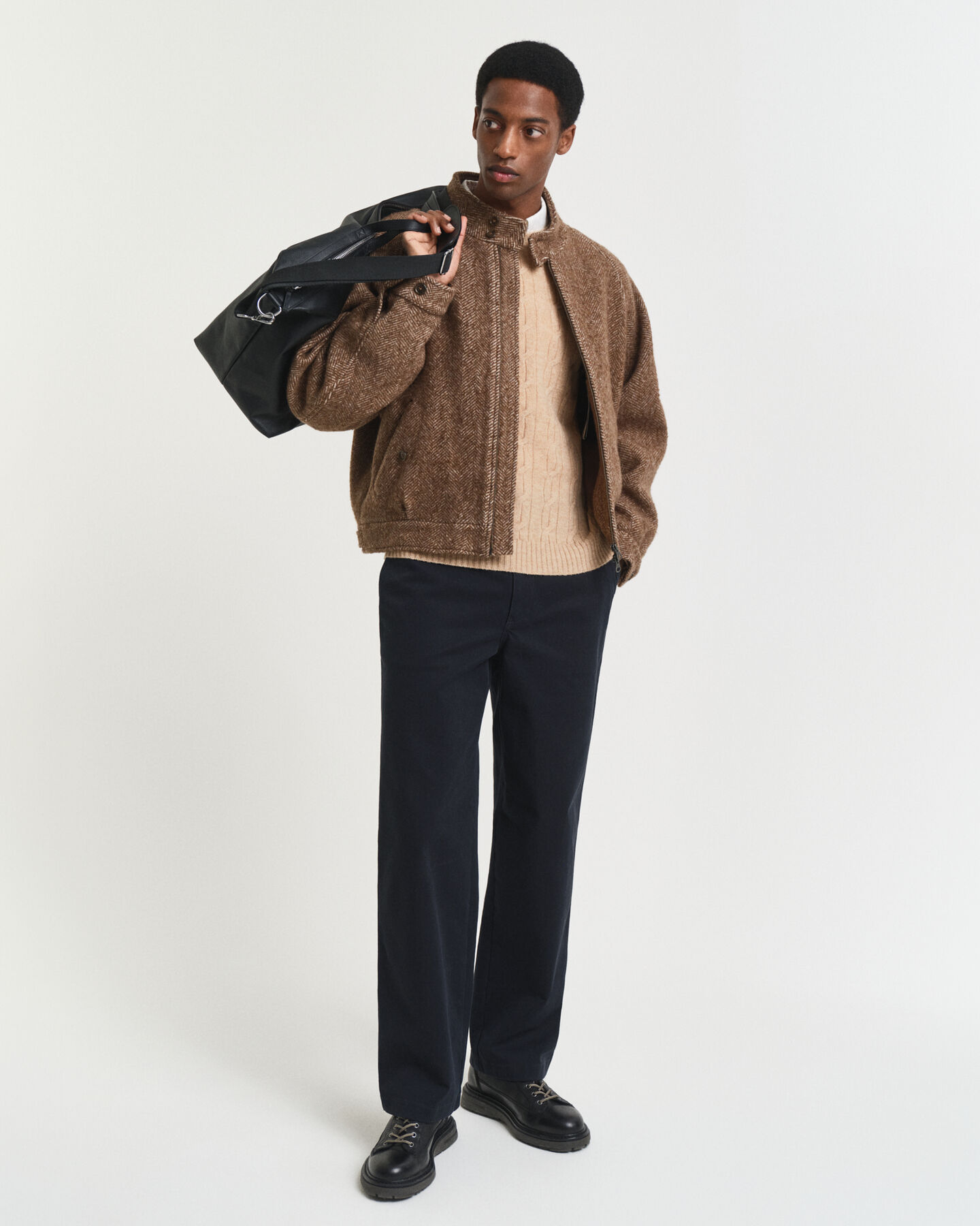 Crewneck sweater af lammeuld med kabelstrik