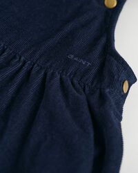 Girls spin forkl&aelig;dekjole i jernbanefl&oslash;jl