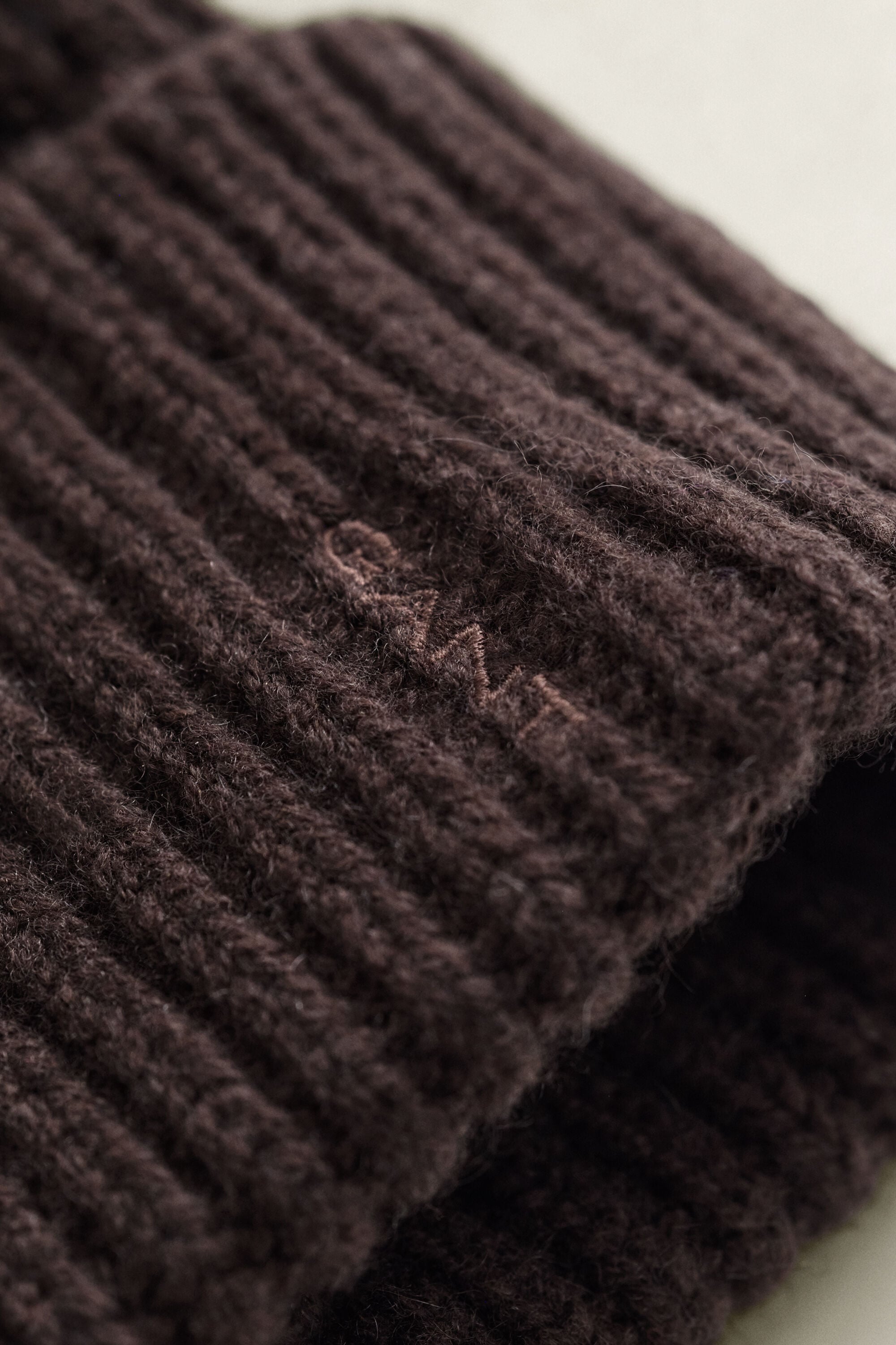 Ribstrikket beanie i uld og kashmir