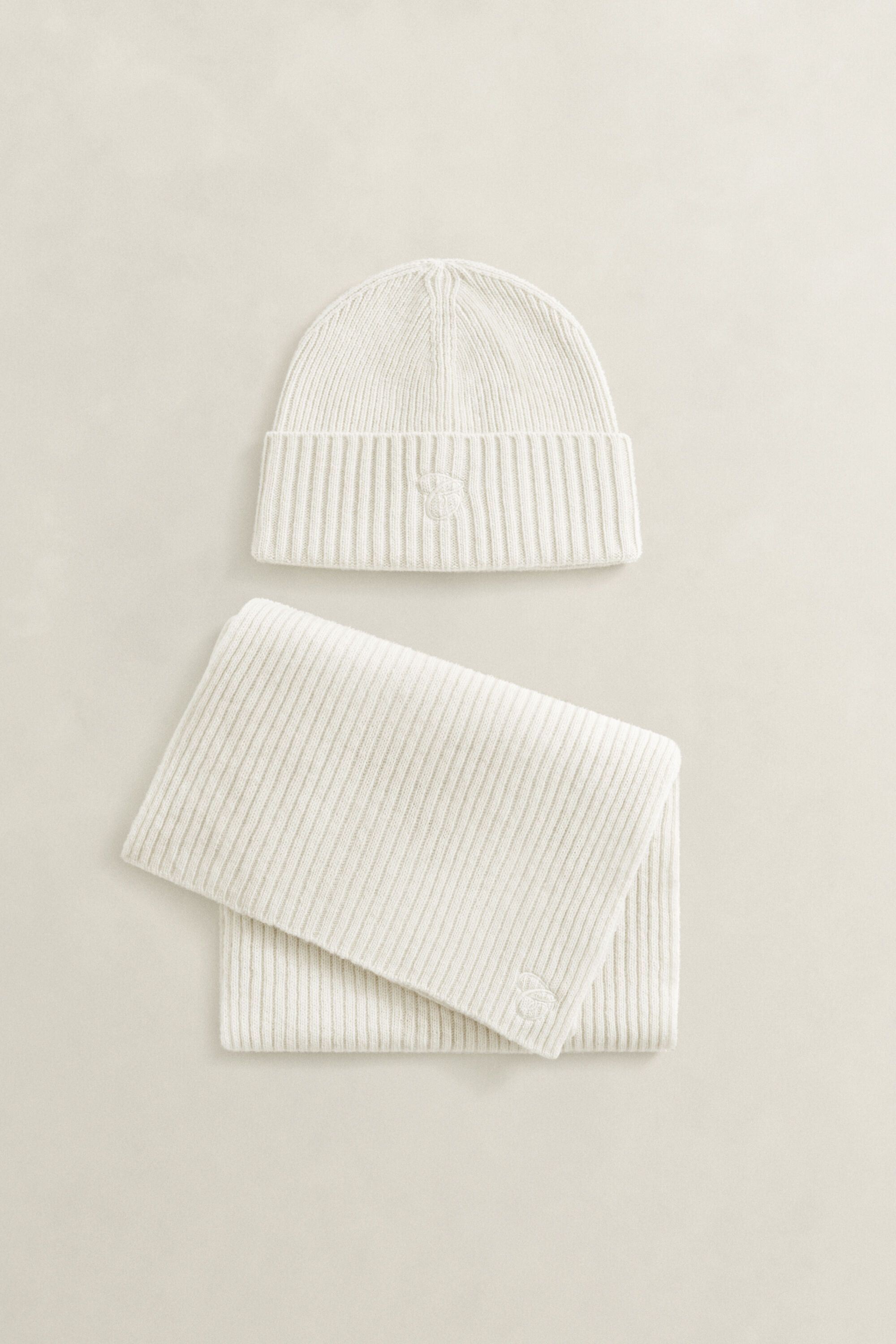Gavesæt med broderet halstørklæde og beanie