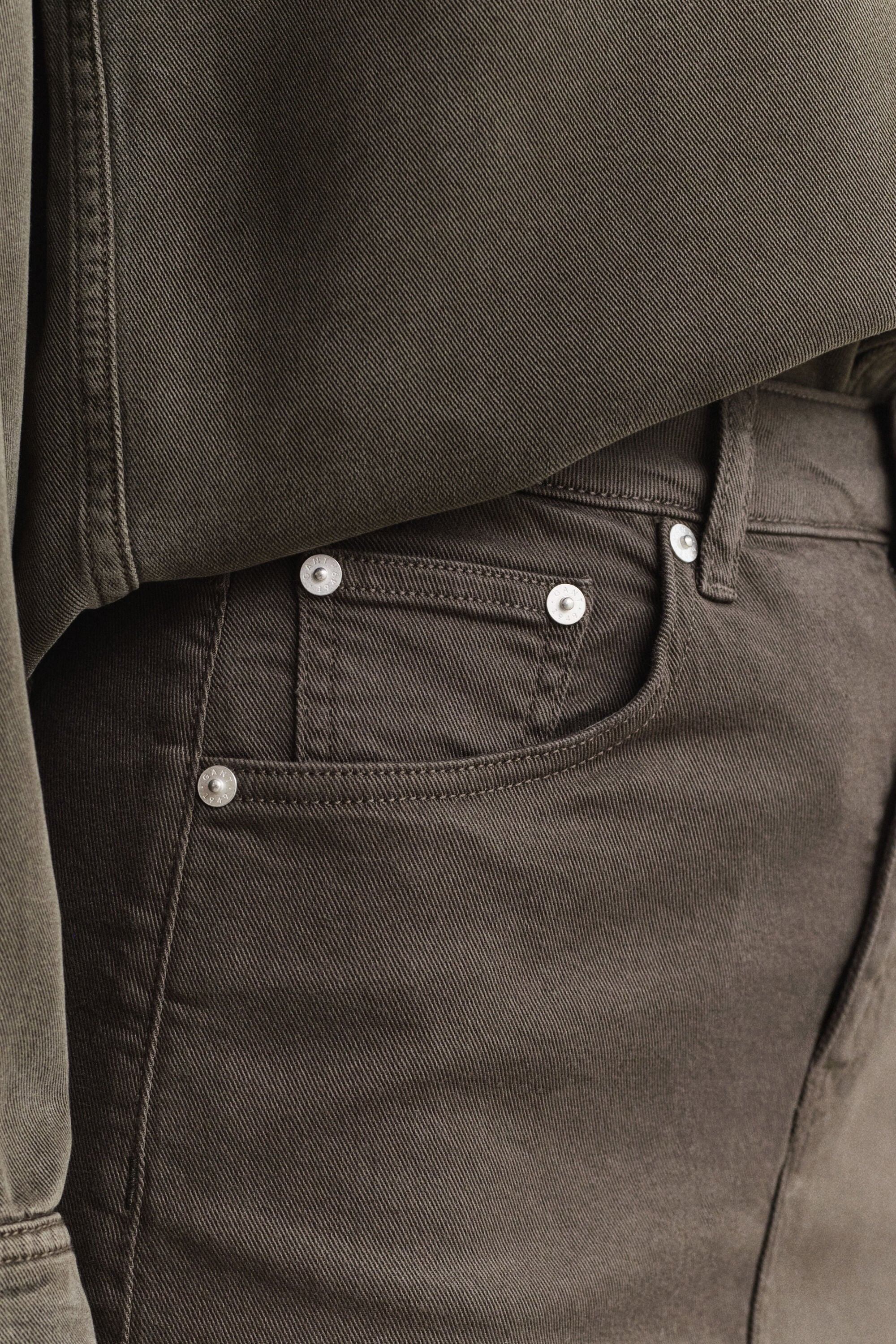 Farvet pencil-nederdel i twill