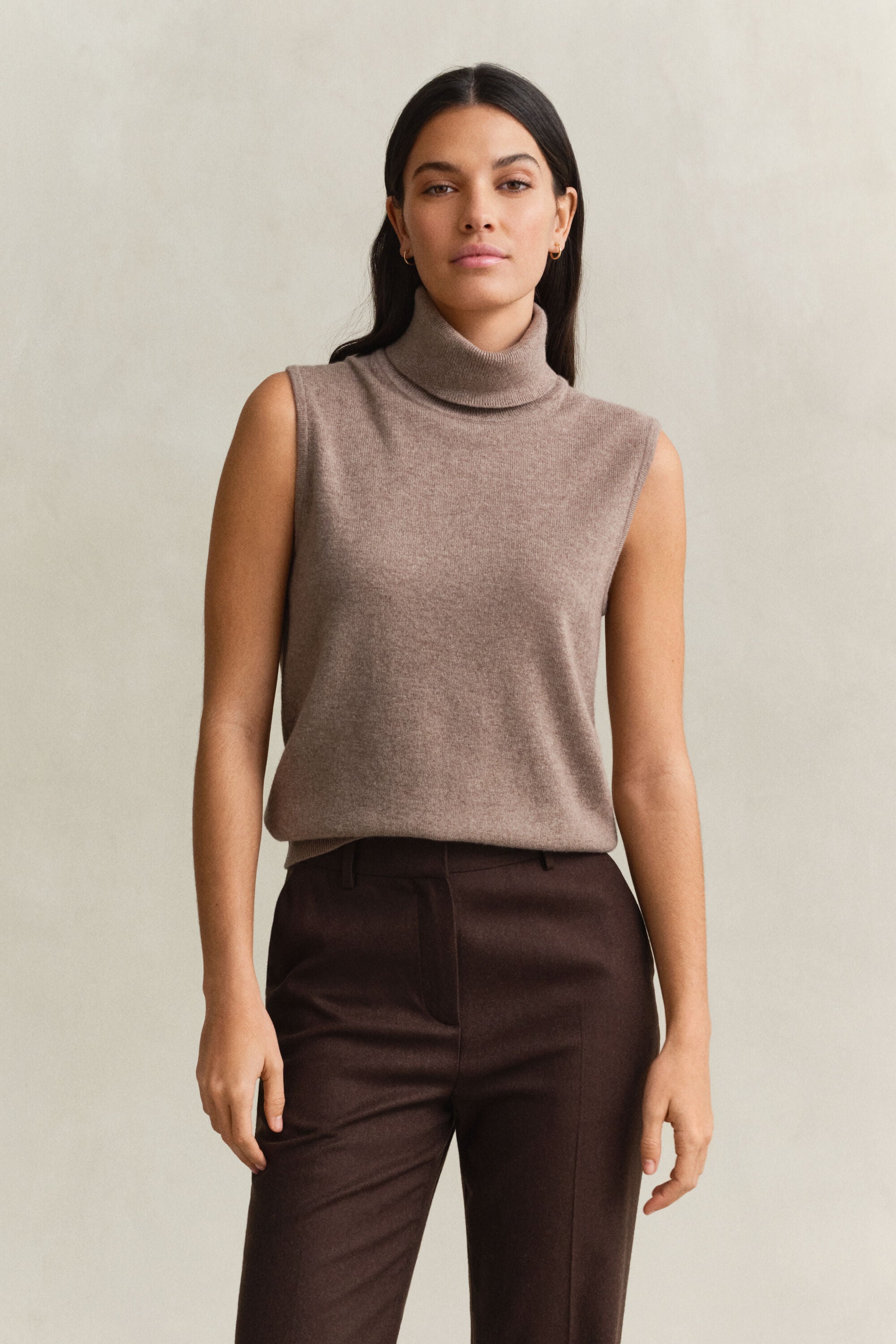 Sweater med rullekrave og uden ærmer