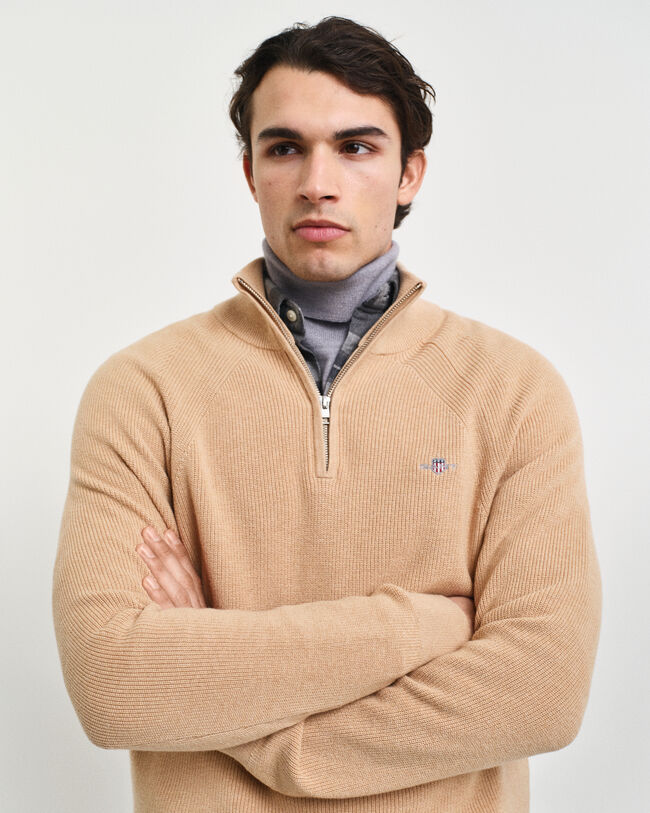 Ribstrikket sweater af bomuld og uld med halv lynl&aring;s