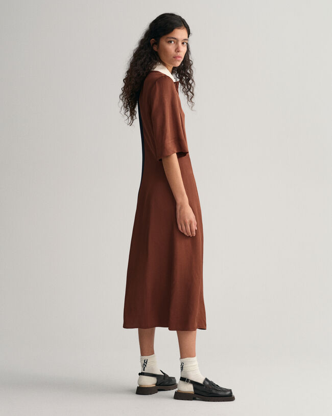 Rugger kjole med farveblokke og korte &aelig;rmer