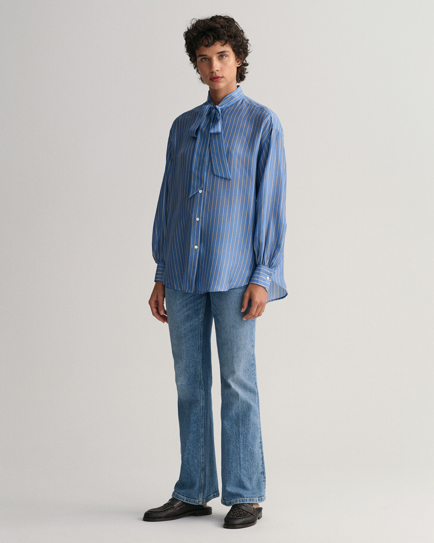 Silkebluse med striber og sløjfe