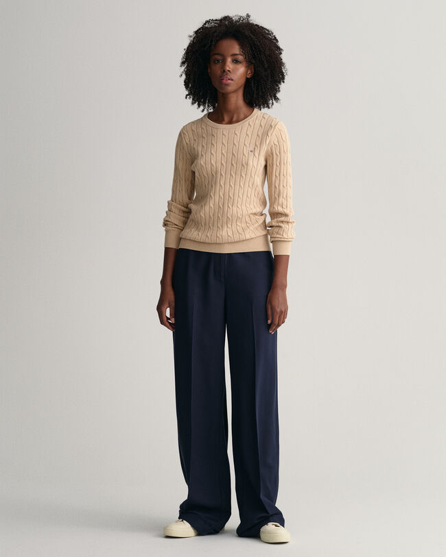 Crewneck sweater af str&aelig;kbomuld med kabelstrik