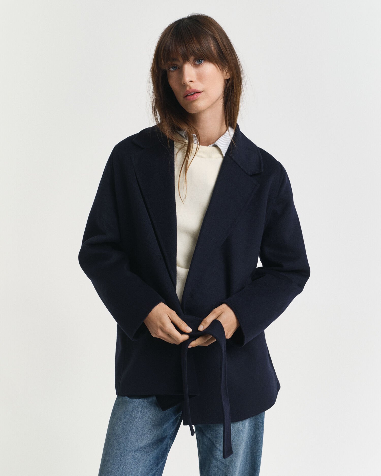 Håndsyet jakke med bælte