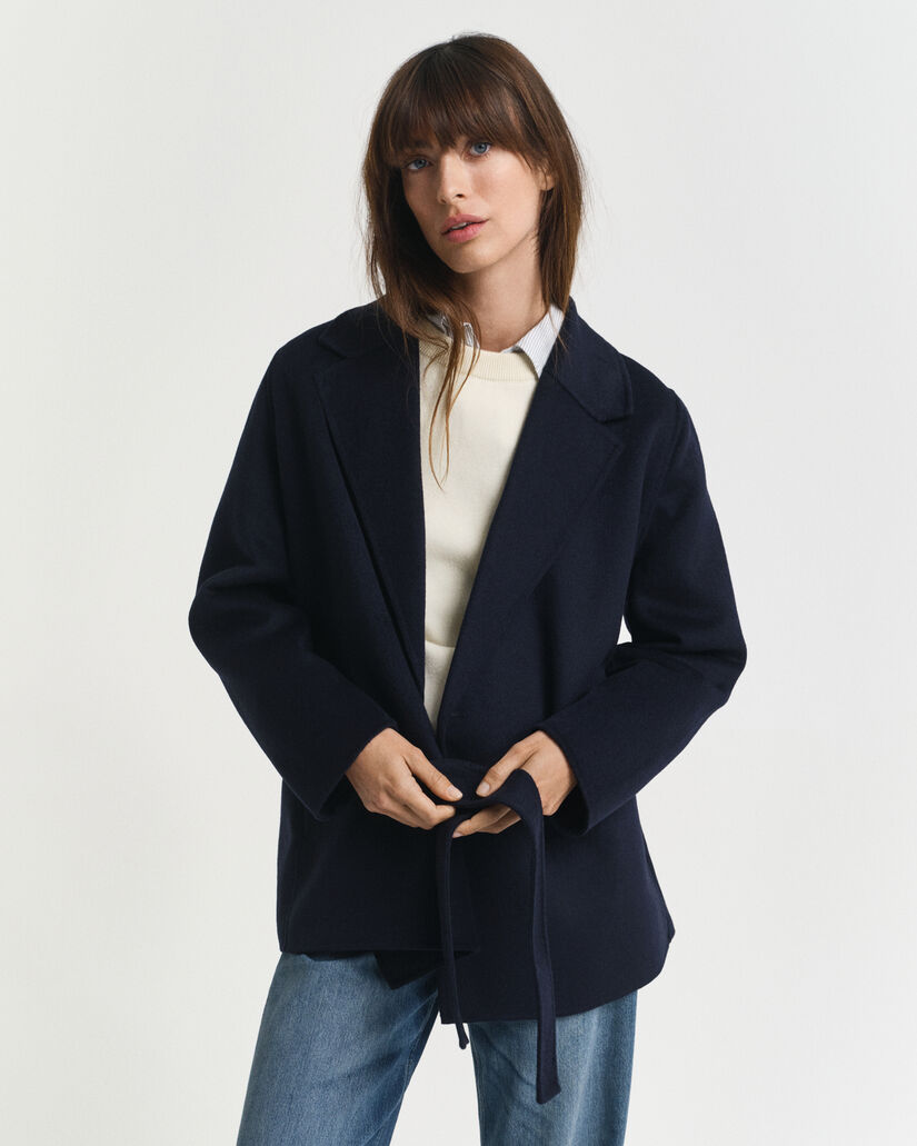 Håndsyet jakke med bælte