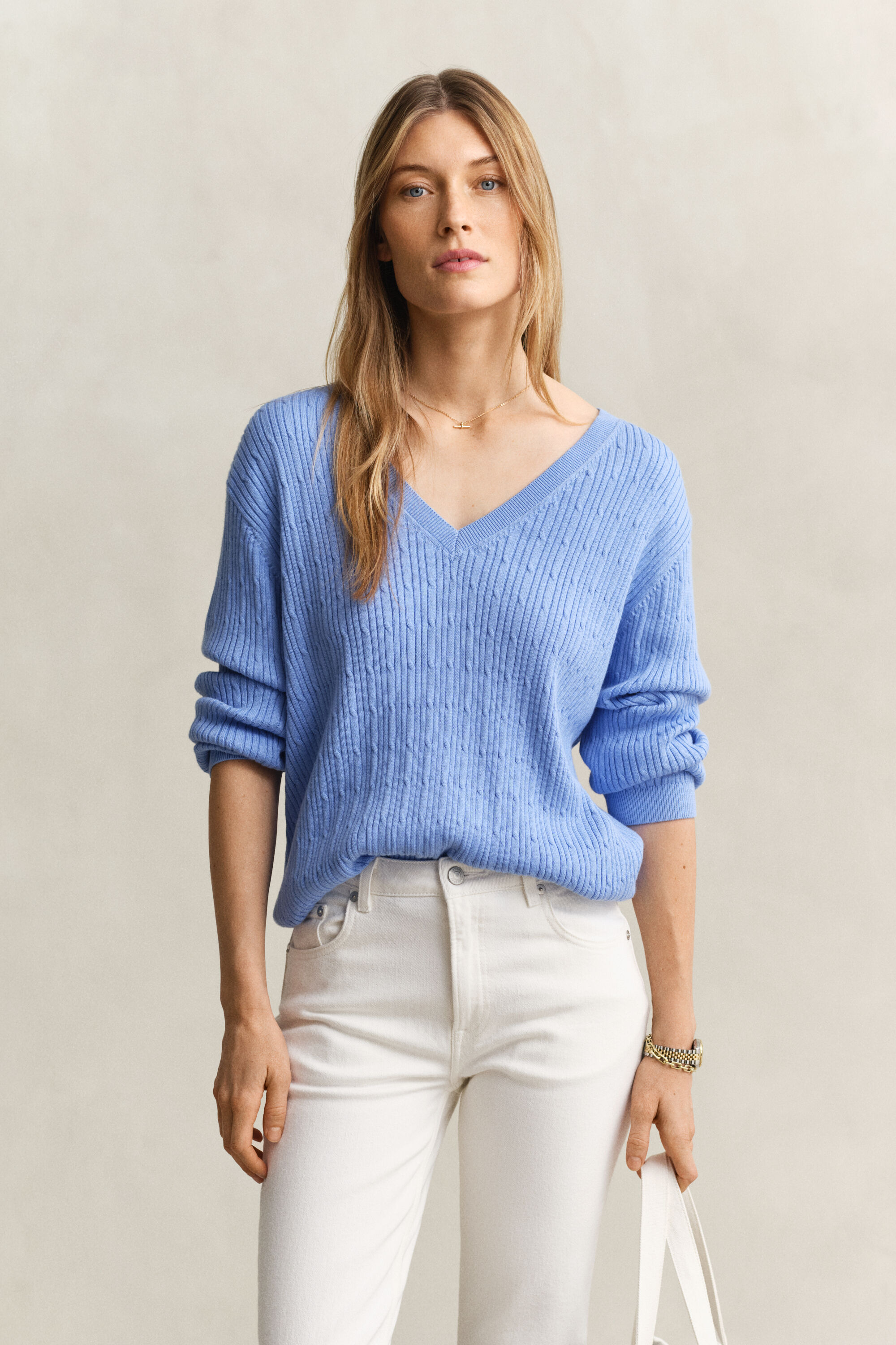 Kabelstrikket sweater med V-hals