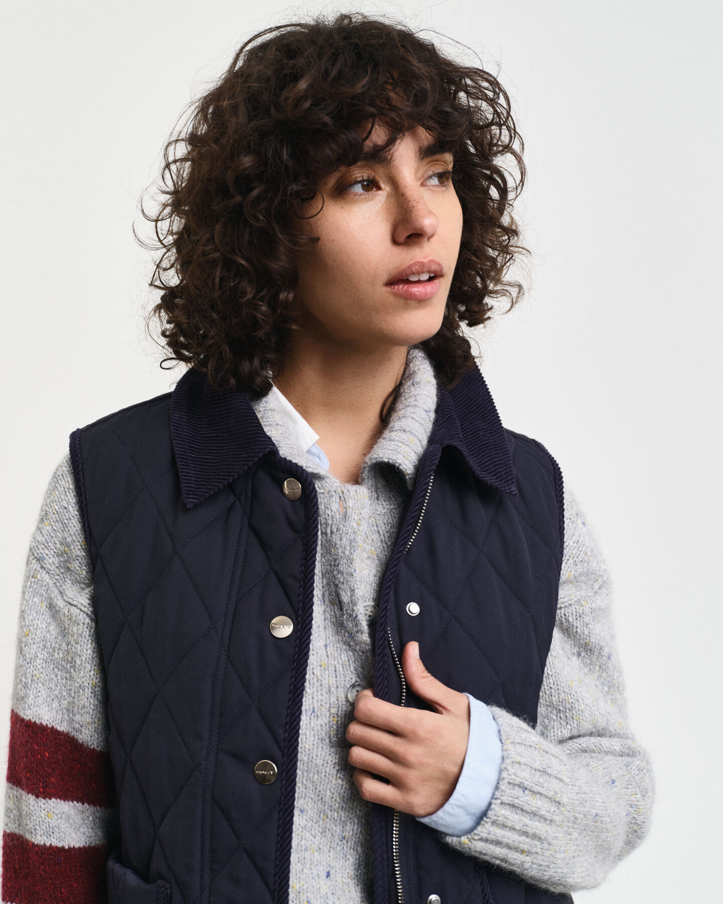 Quiltet vest med detaljer i jernbanefl&oslash;jl