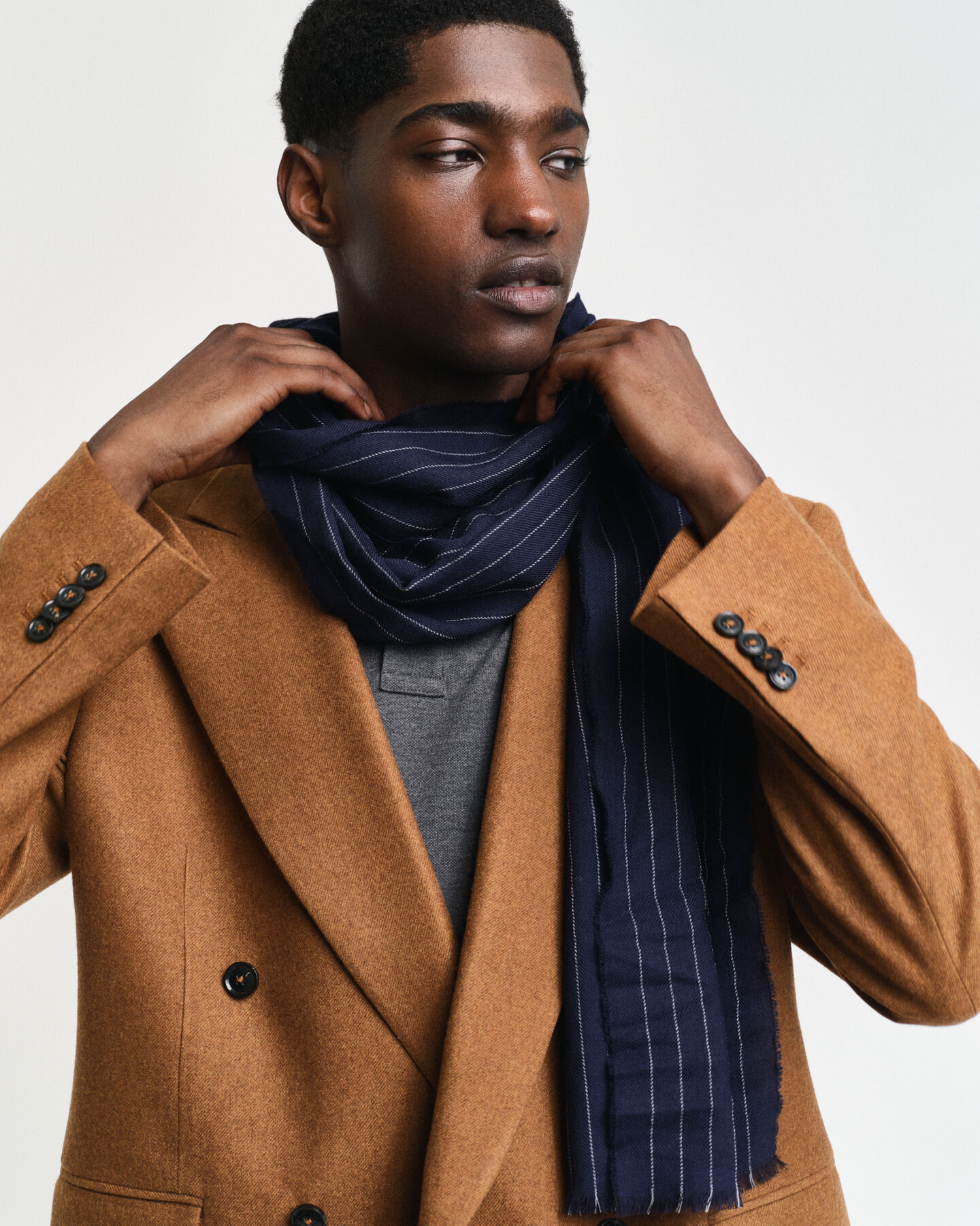 Nålestribet halstørklæde af ekstra fin merinould