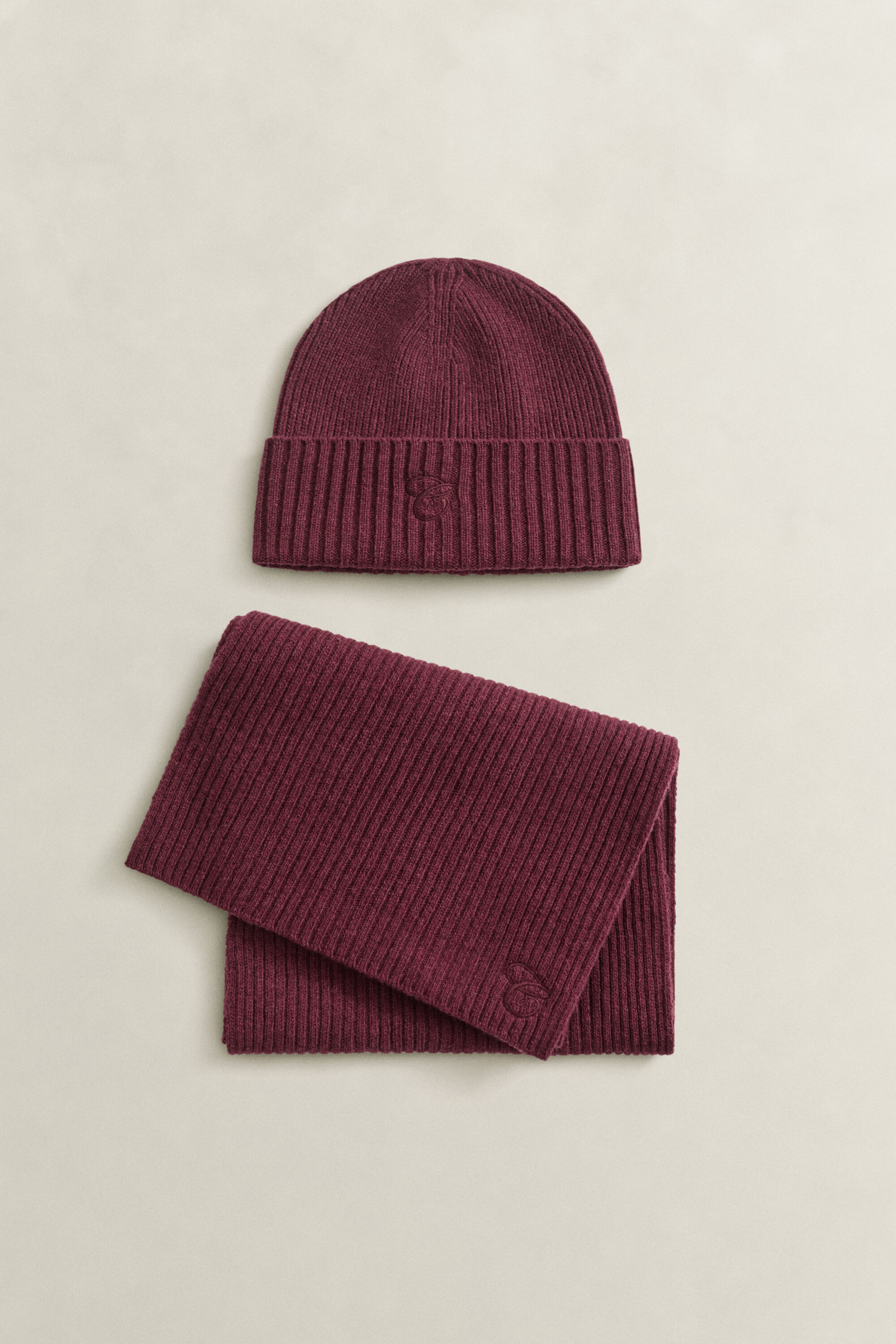 Gavesæt med broderet halstørklæde og beanie