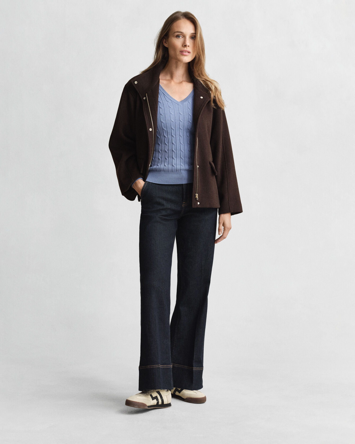 Kabelstrikket sweater med V-hals