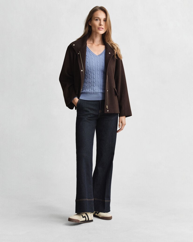 Kabelstrikket sweater af strækbomuld med V-hals