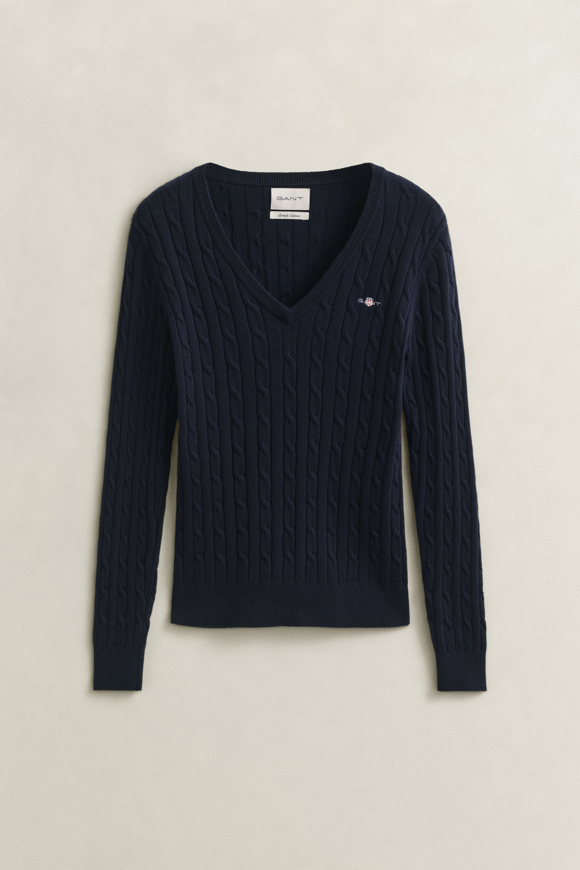 Kabelstrikket sweater af strækbomuld med V-hals
