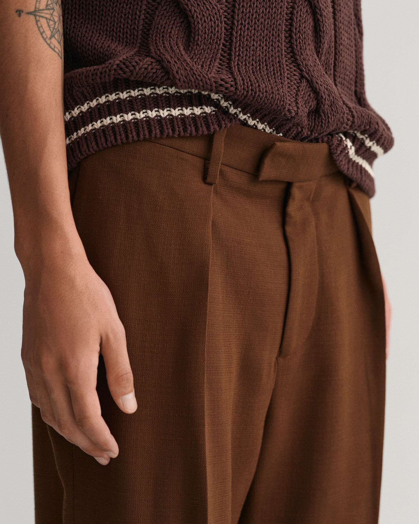 Jakkesæt-bukser af uld-crepe med brede ben