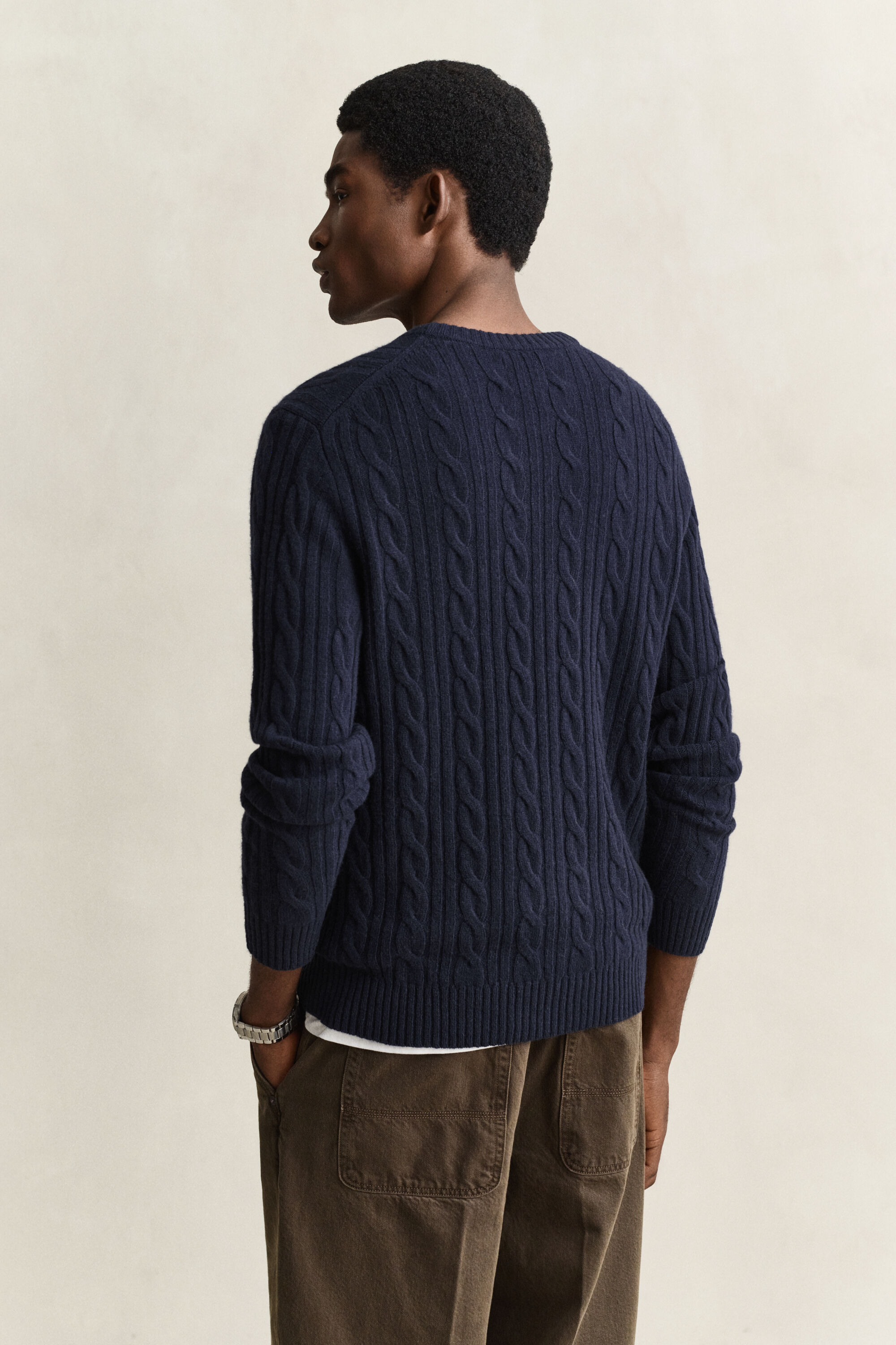 Crewneck sweater af lammeuld med kabelstrik