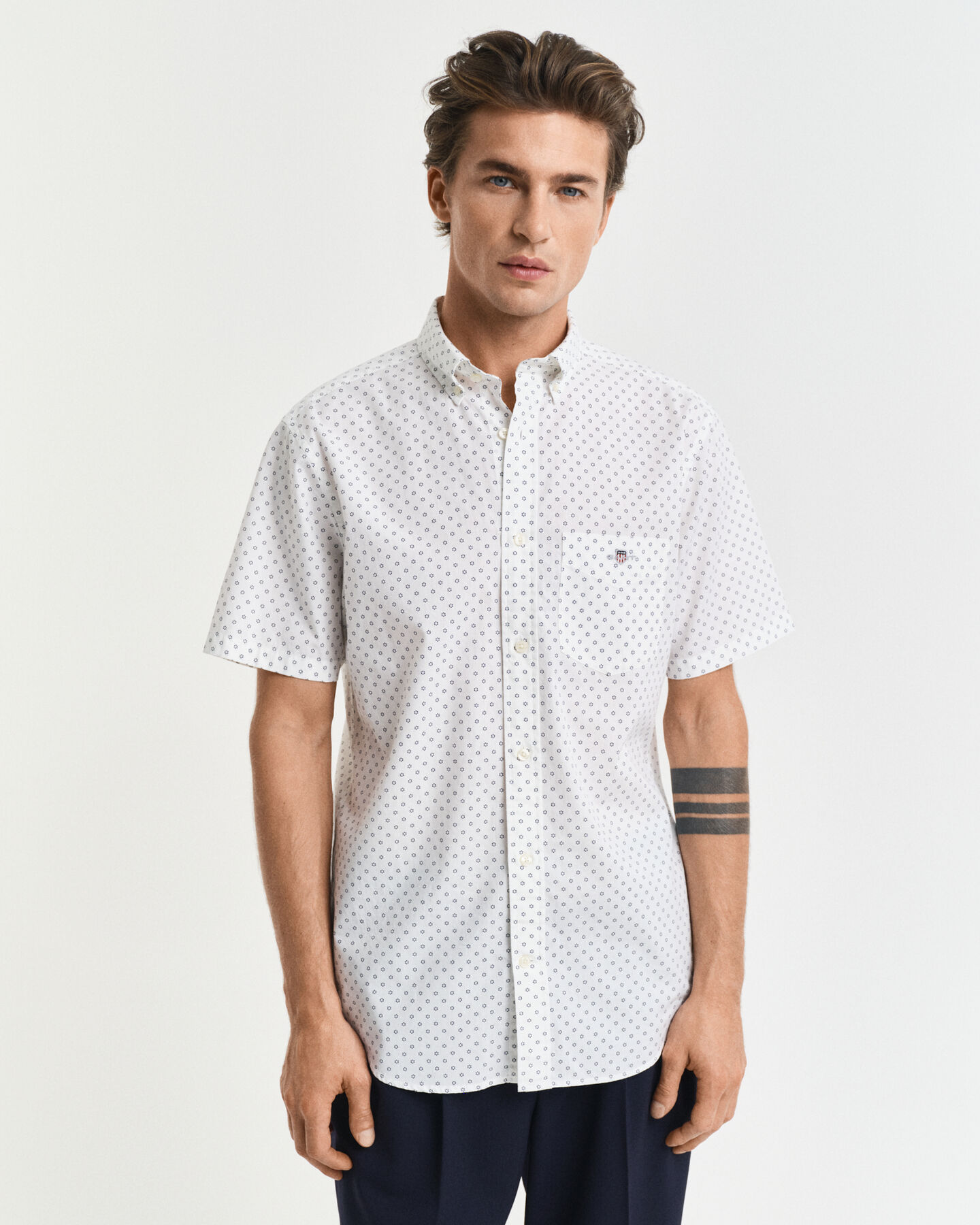 Regular fit skjorte med mikrotryk og korte &aelig;rmer