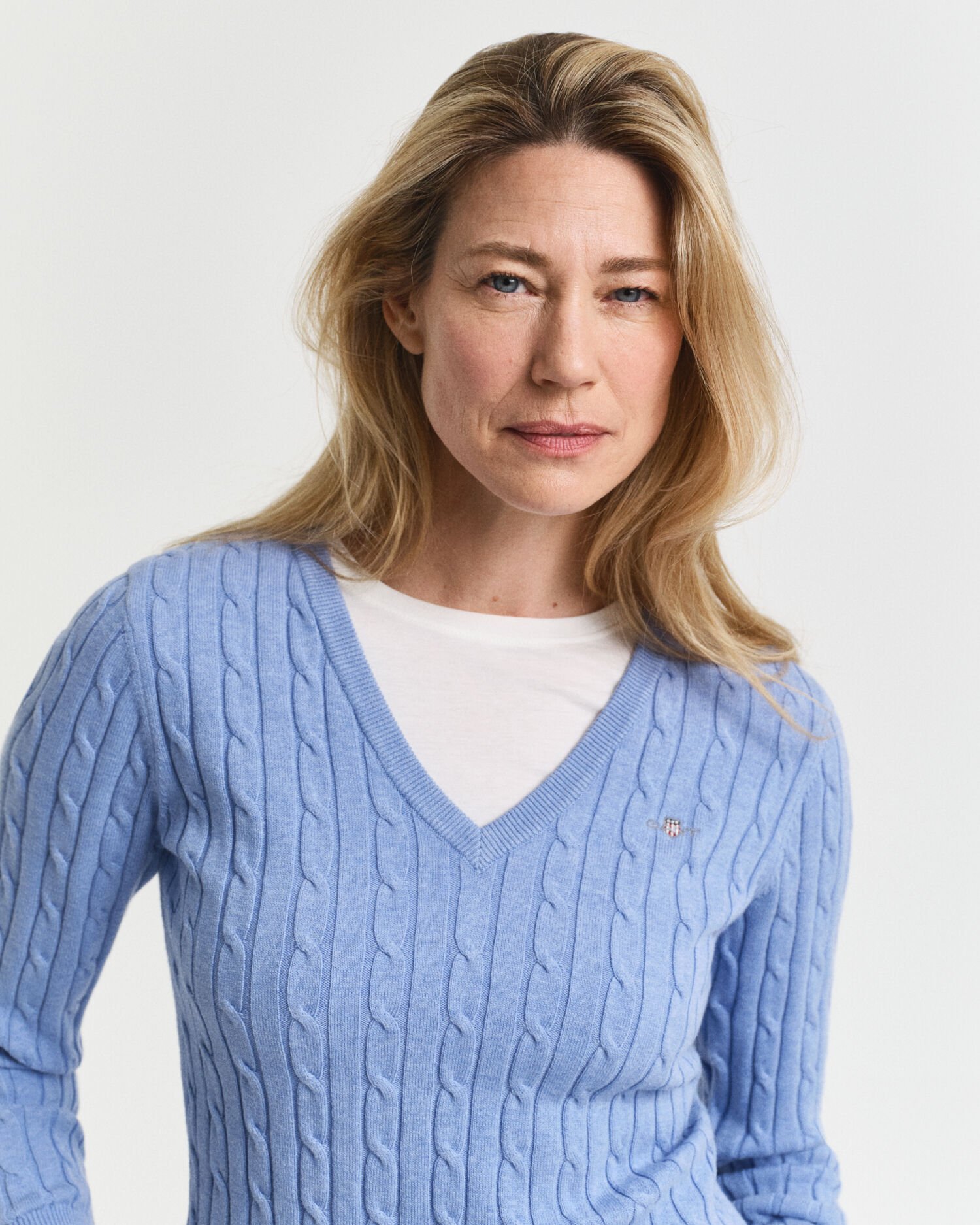 Kabelstrikket sweater med V-hals