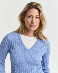 Kabelstrikket sweater af strækbomuld med V-hals
