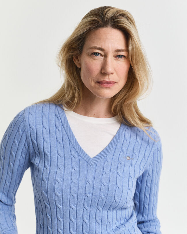 Kabelstrikket sweater af strækbomuld med V-hals