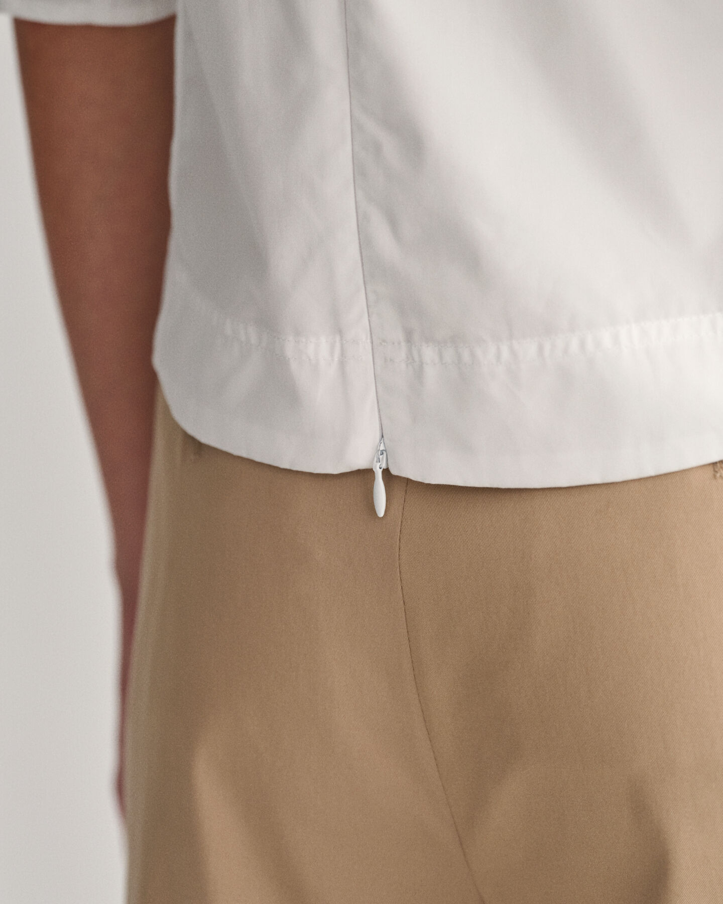 Top med ballonærmer og V-hals