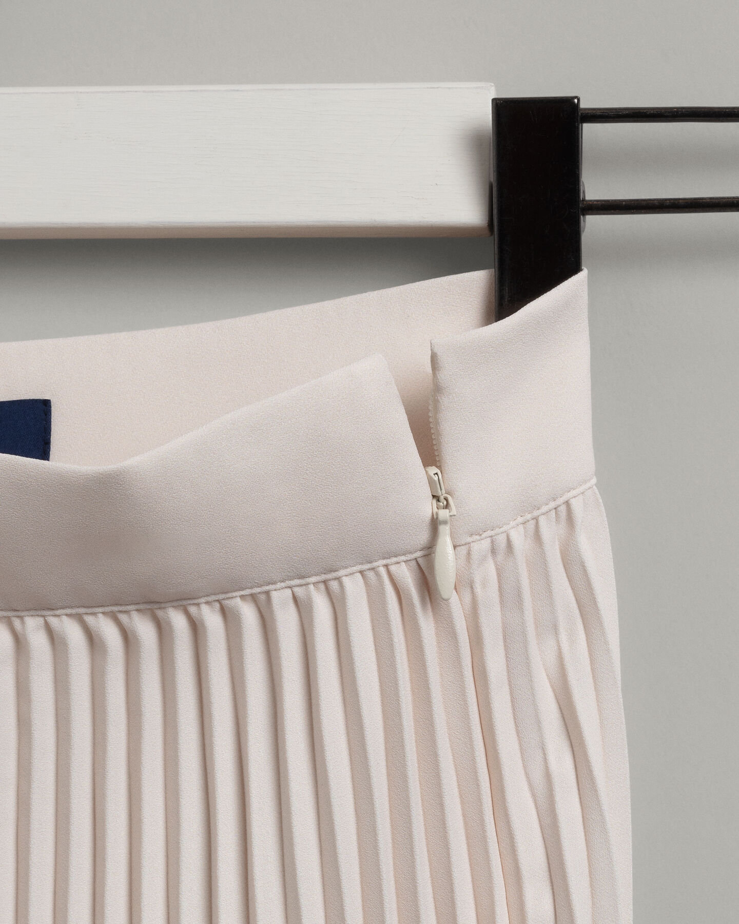 Stribet plisseret nederdel