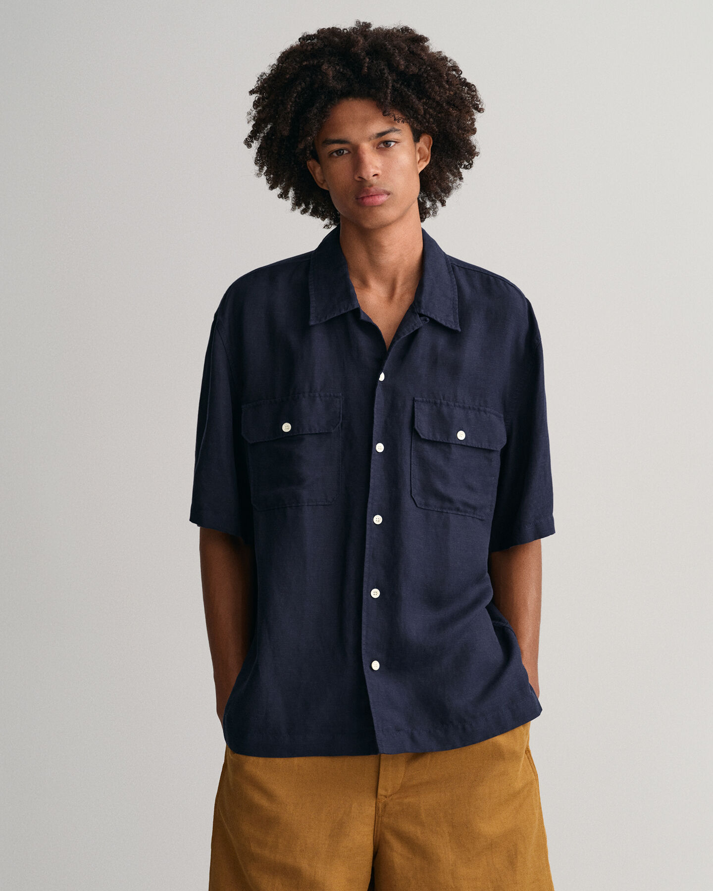 Relaxed fit skjorte af h&oslash;r og lyocell og korte &aelig;rmer