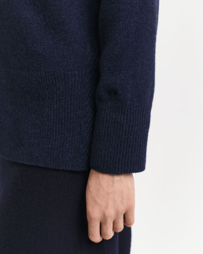 Sweater med rullekrave og sildebensmønstrede detaljer