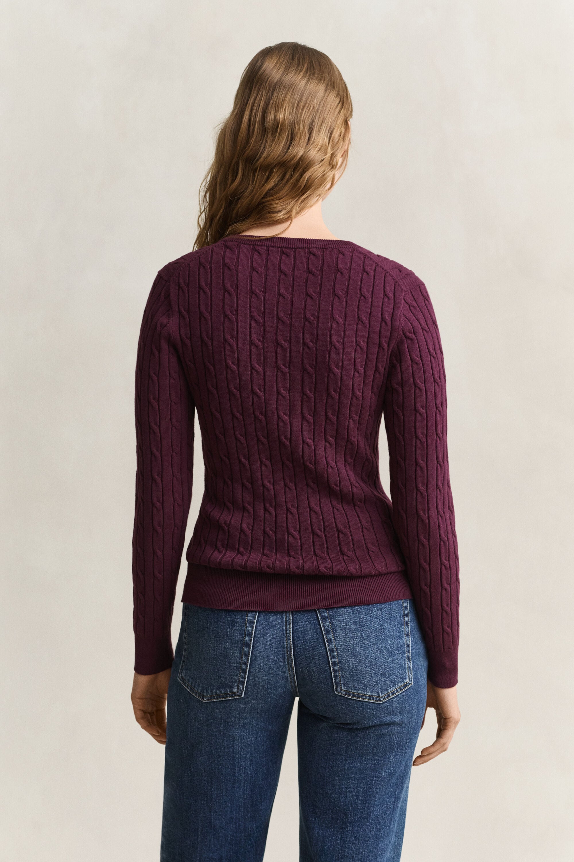 Kabelstrikket sweater af strækbomuld med V-hals