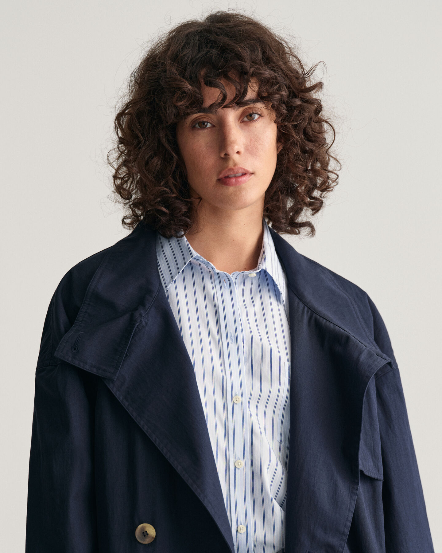 Trenchjakke i mellemlængde